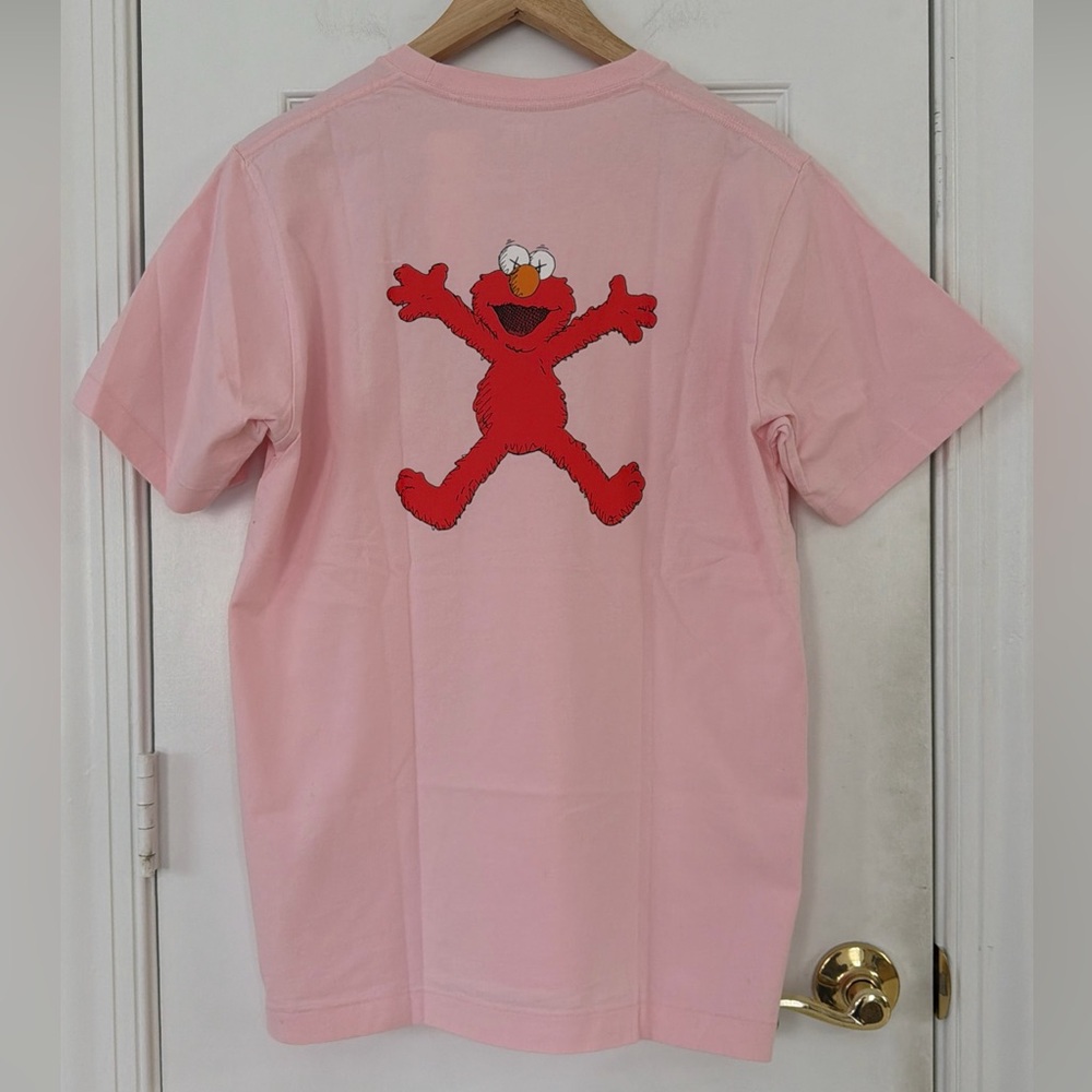 KAWS x UNIQLO Sesame Street PINK ELMO T -SHIRT Size MEDIUM NEW NWT RARE! - Picture 7 of 9